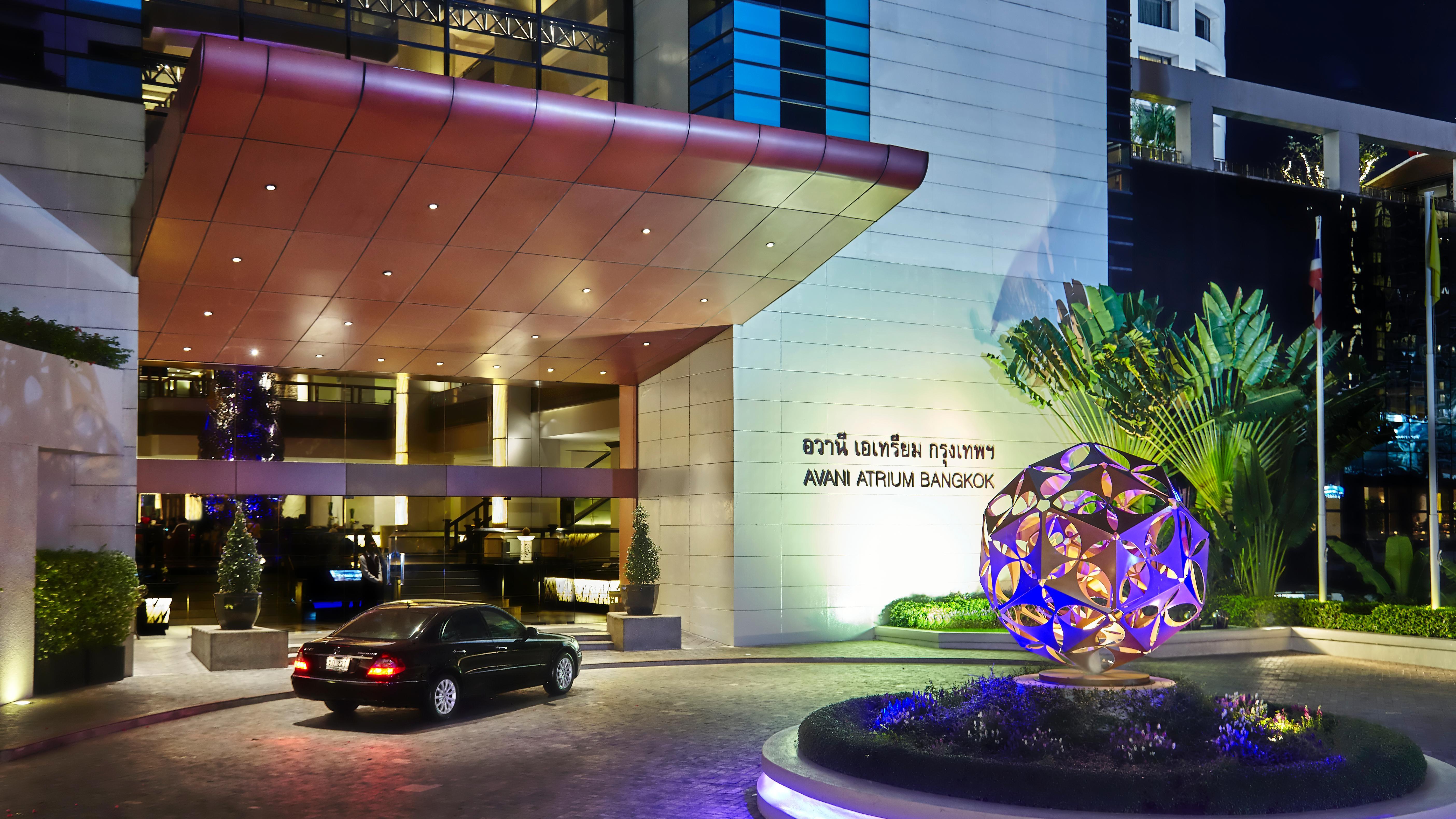 Avani Atrium Bangkok Hotel - SHA Extra Plus Certified Exterior foto The main entrance of the hotel