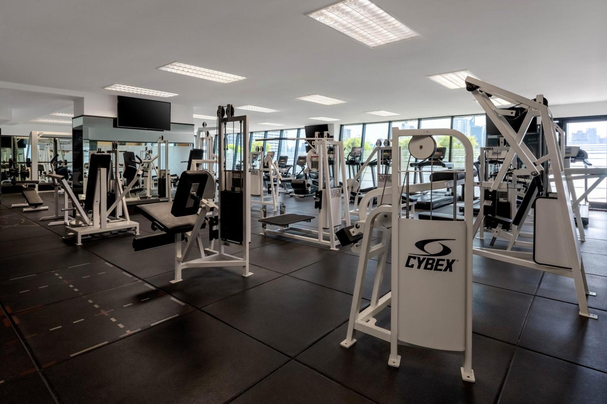 Avani Atrium Bangkok Hotel - SHA Extra Plus Certified Exterior foto The gym at the University of New England