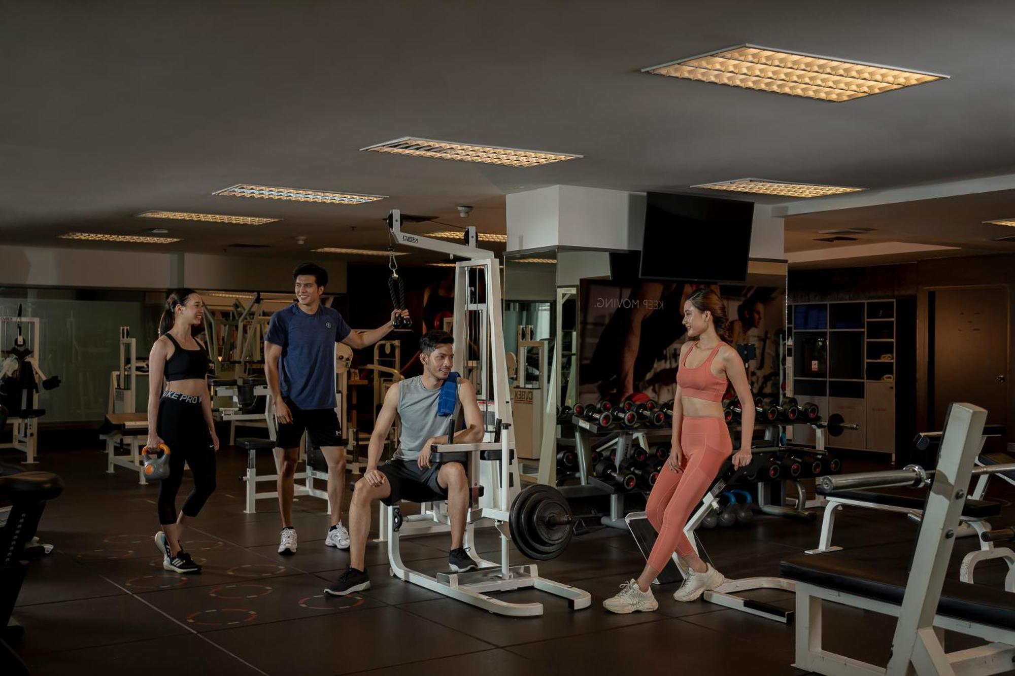 Avani Atrium Bangkok Hotel - SHA Extra Plus Certified Exterior foto The gym at the hotel