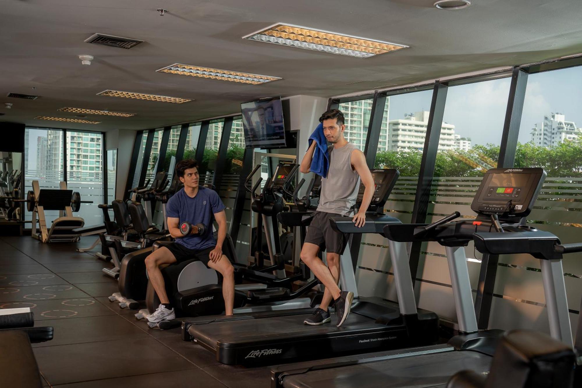 Avani Atrium Bangkok Hotel - SHA Extra Plus Certified Exterior foto The gym at the hotel