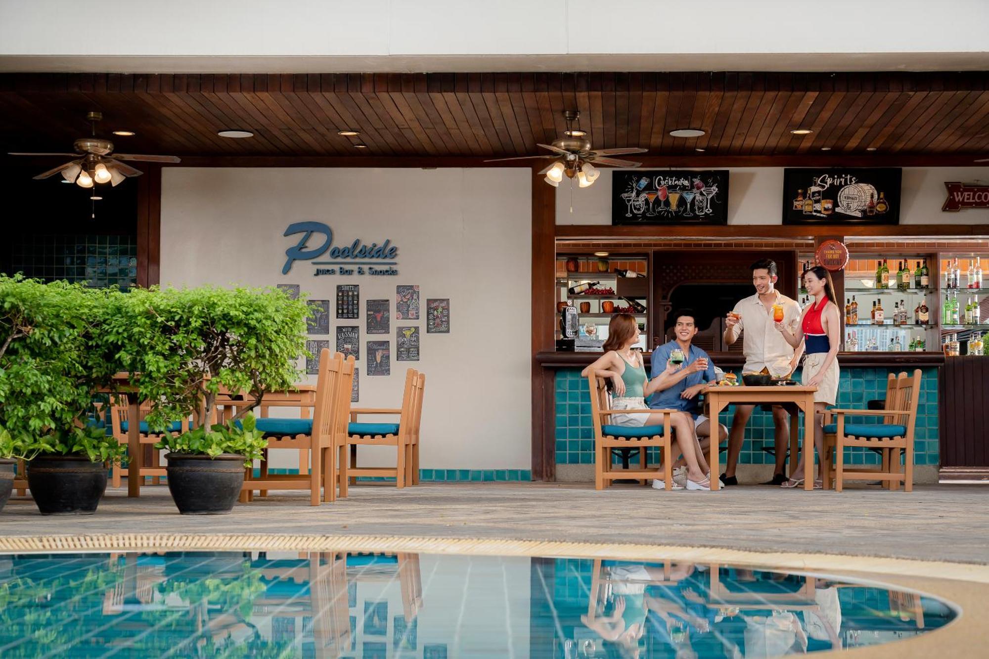 Avani Atrium Bangkok Hotel - SHA Extra Plus Certified Exterior foto Poolside bar at the hotel