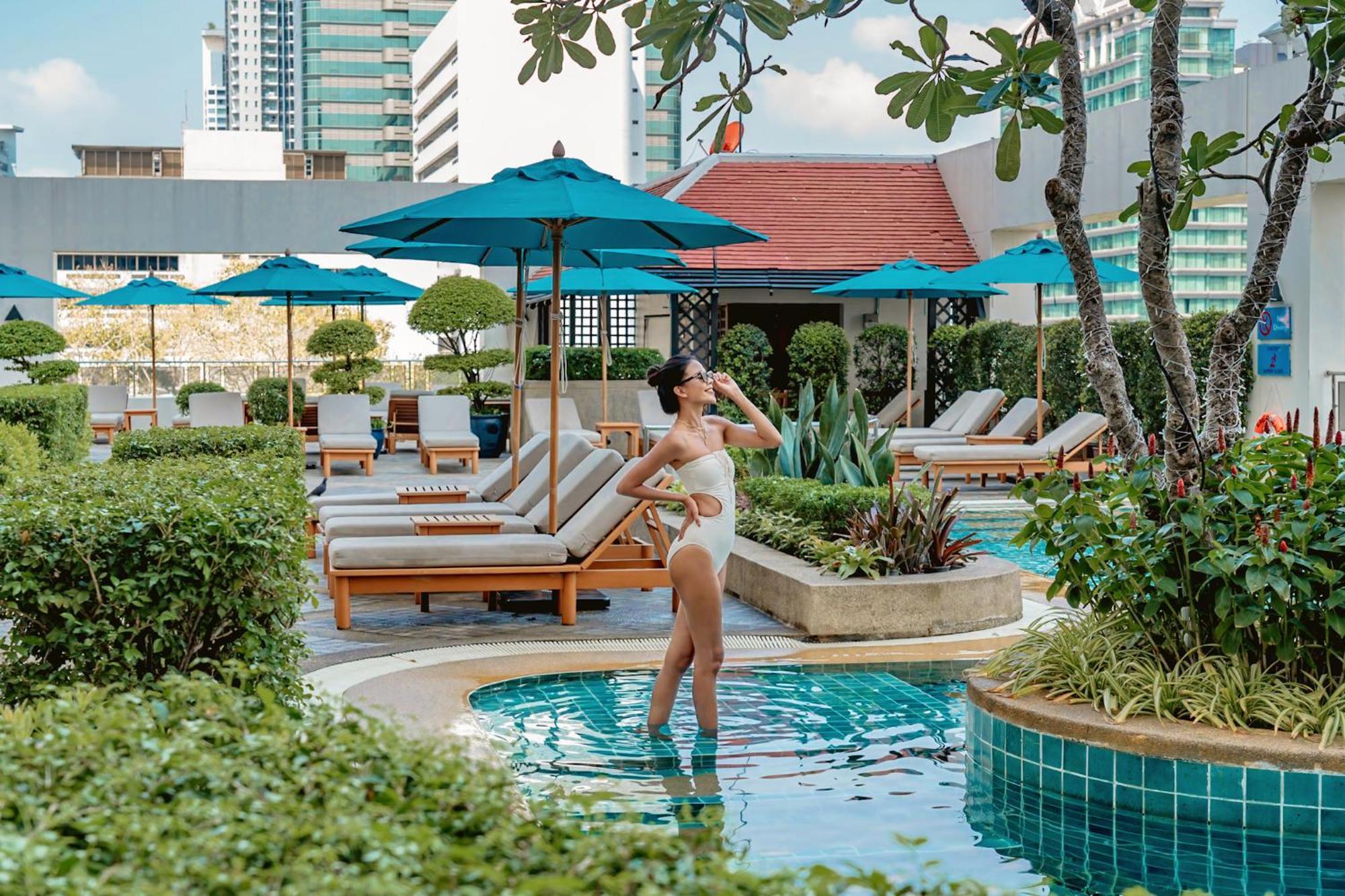 Avani Atrium Bangkok Hotel - SHA Extra Plus Certified Exterior foto The hotel's pool