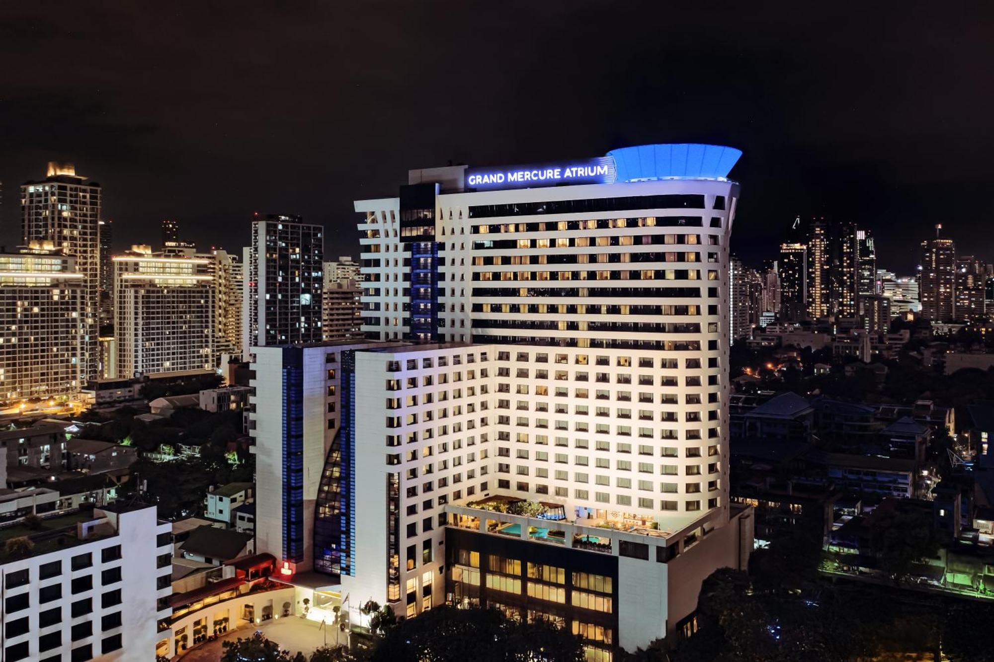 Avani Atrium Bangkok Hotel - SHA Extra Plus Certified Exterior foto The hotel at night