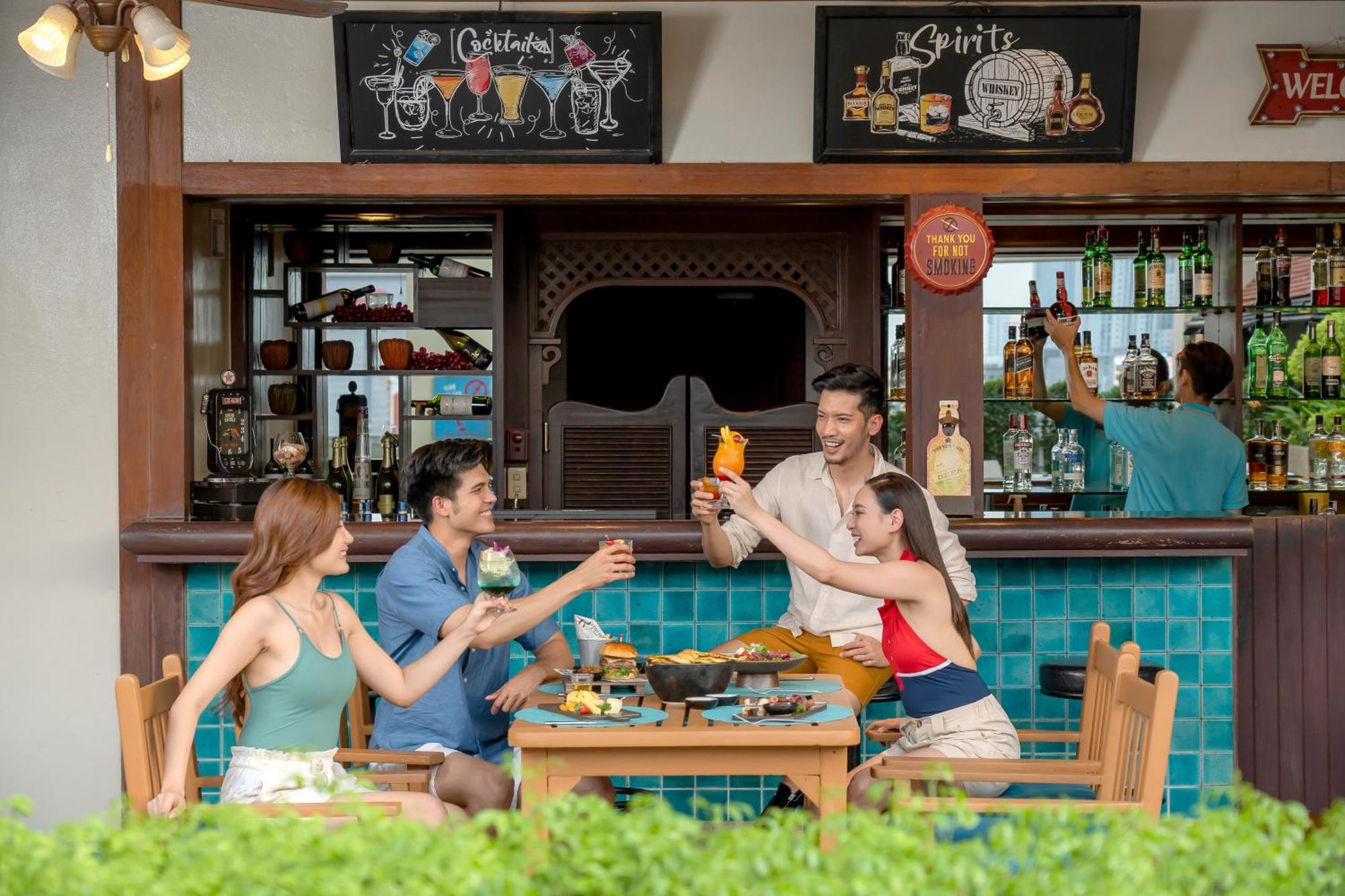Avani Atrium Bangkok Hotel - SHA Extra Plus Certified Exterior foto The bar at the pool